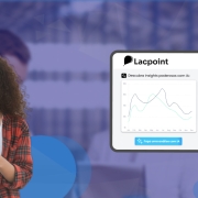 Banner com mulher de cabelos cacheados segurando celular. A imagem exibe ilustração do software e funcionalidade de IA.