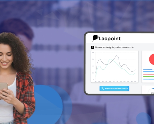 Banner com mulher de cabelos cacheados segurando celular. A imagem exibe ilustração do software e funcionalidade de IA.